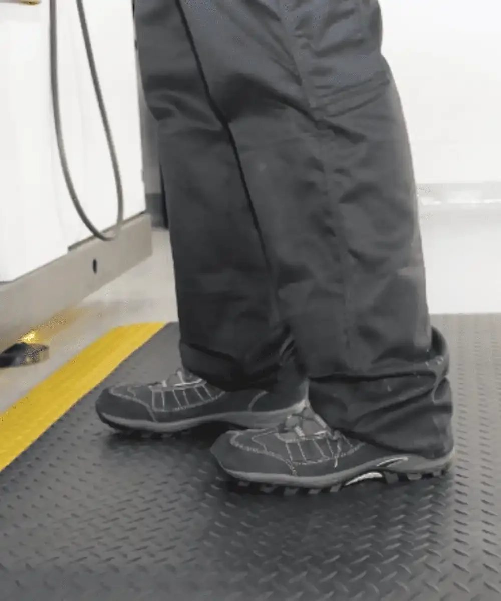 Tapis technique installé au sol devant un poste de travail