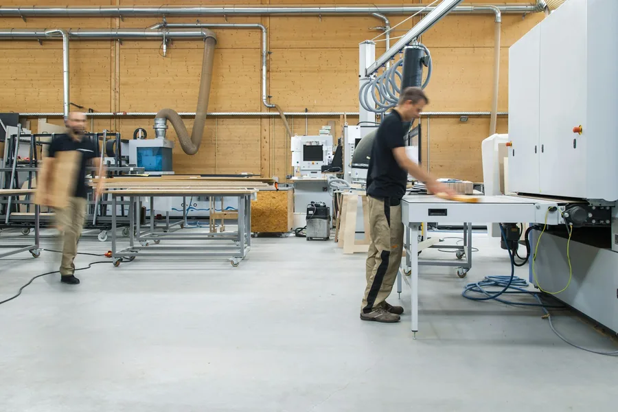 Vue d’ensemble d’un atelier et de ses postes de travail