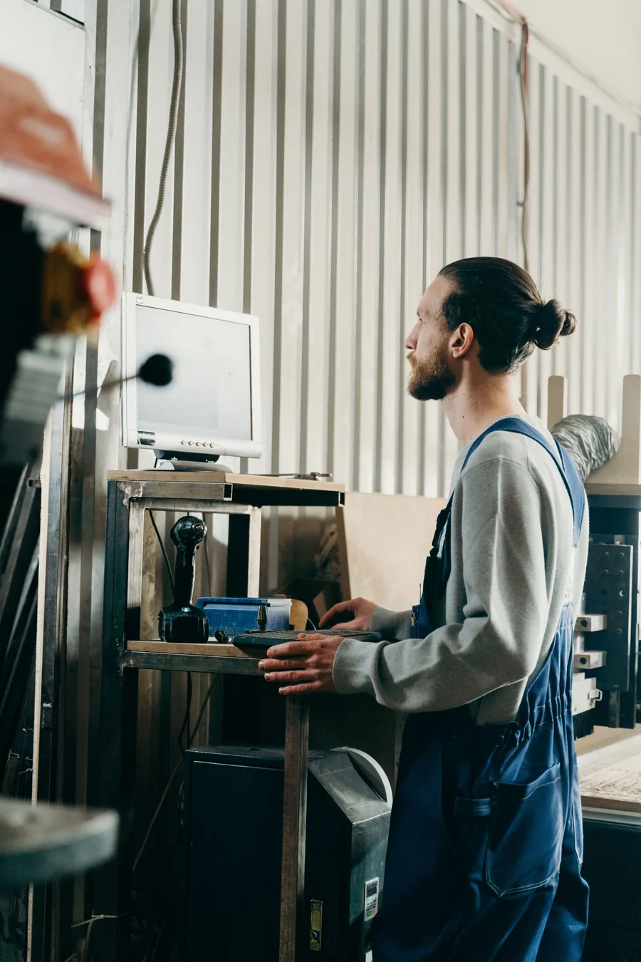 Personne travaillant debout à un poste informatique surélevé