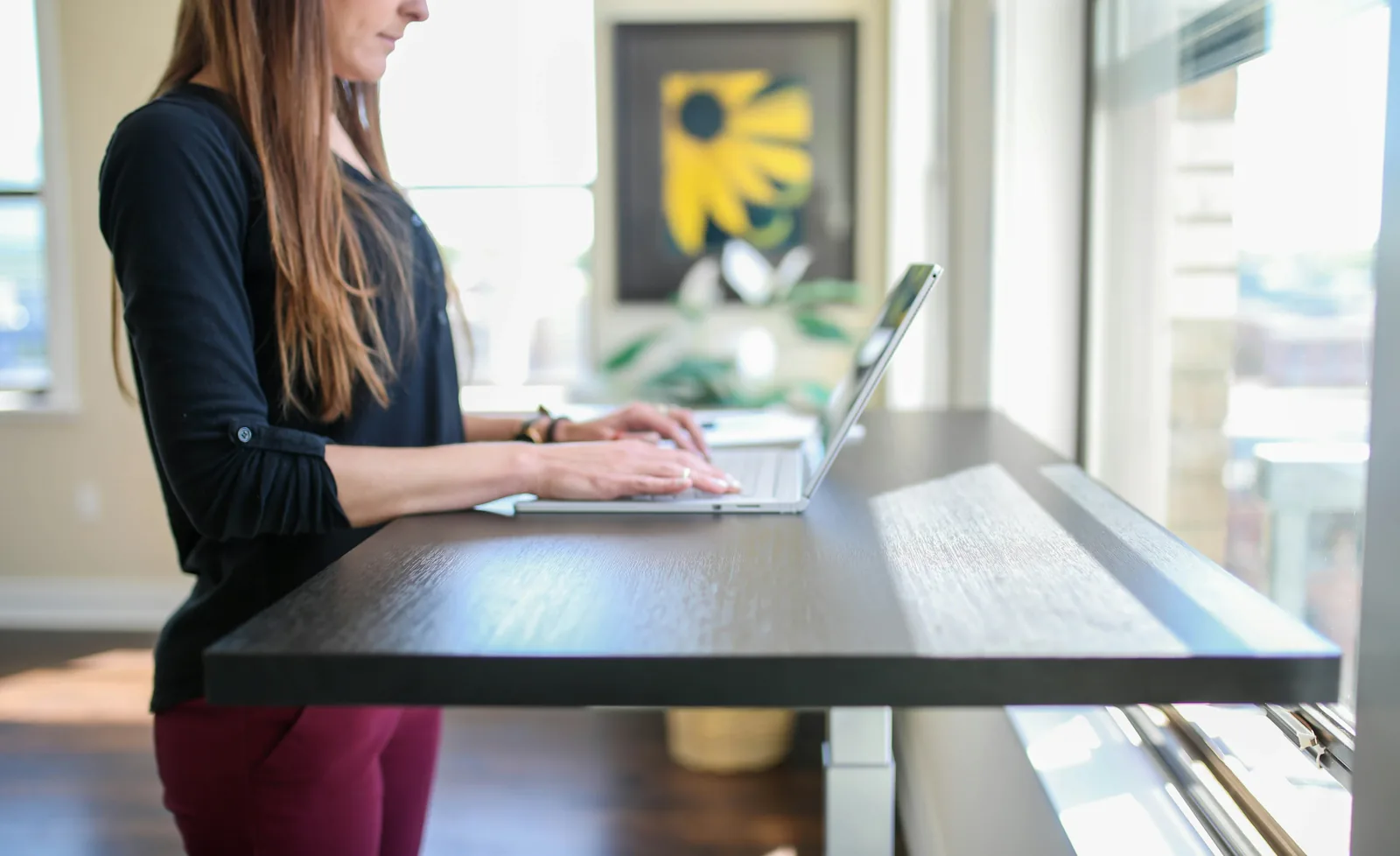 Personne travaillant debout à un bureau surélevé