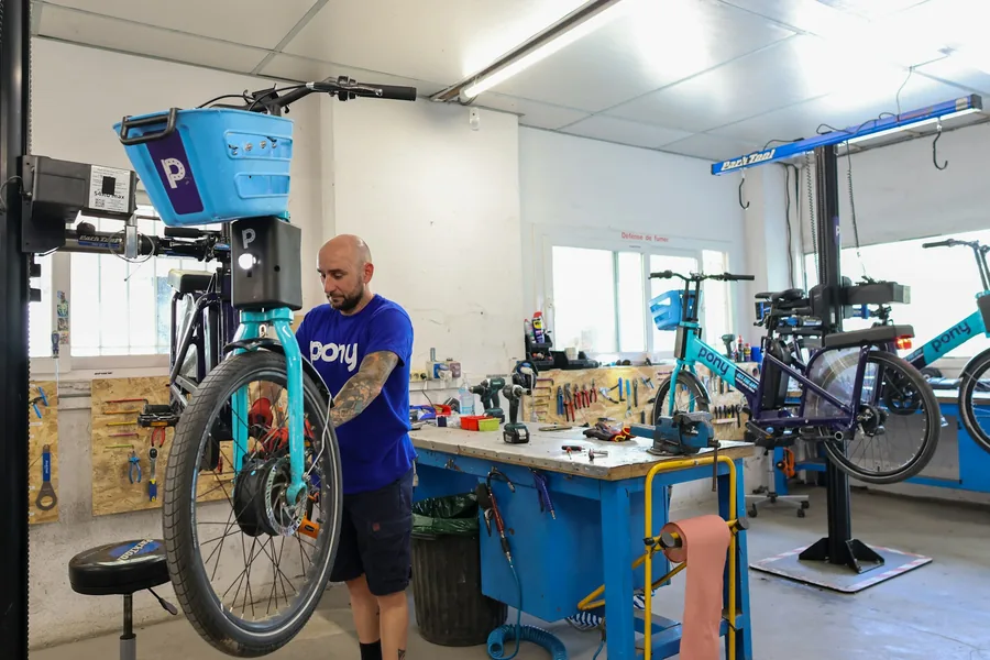 Réparation à l’établi, dans un atelier de proximité